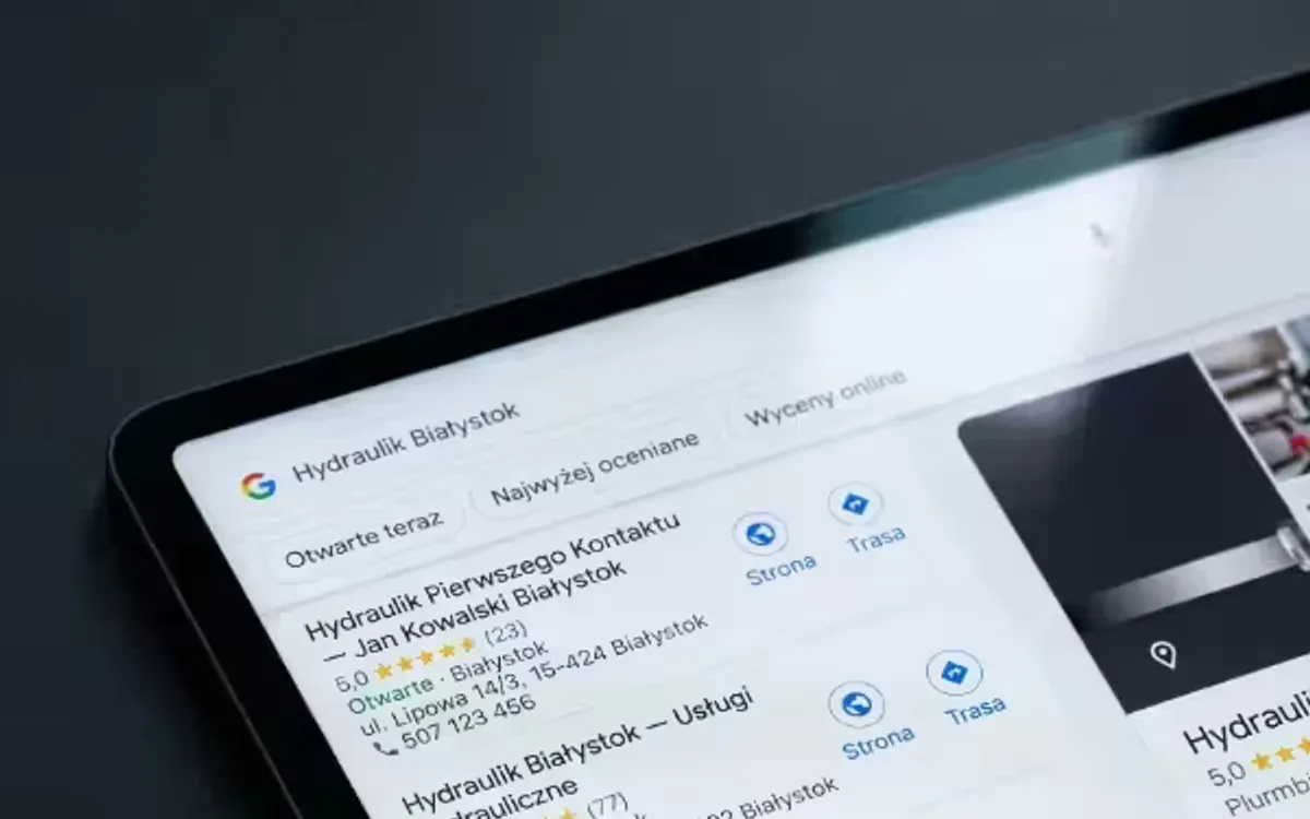 Wyniki wyszukiwania Google na tablecie: lista firm z opiniami i numerami telefonów